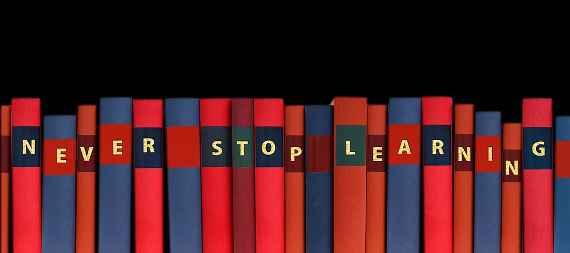 Bücherrücken mit englischer Aufschrift "Never stop Learning"