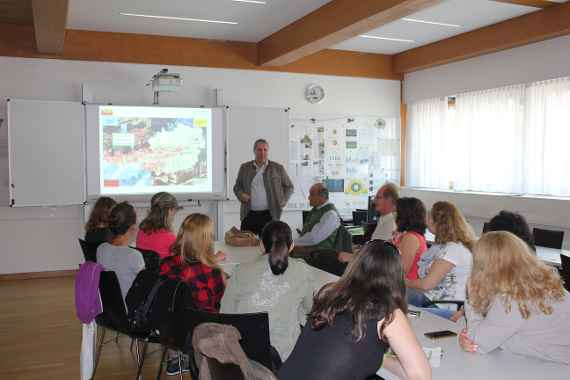 Der Direktor mit Waldpädagoginnen aus Bulgarien in Konferenzzimmer