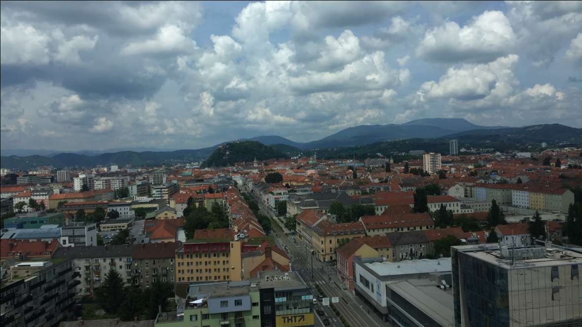 Graz von oben mit Blick auf die Innenstadt