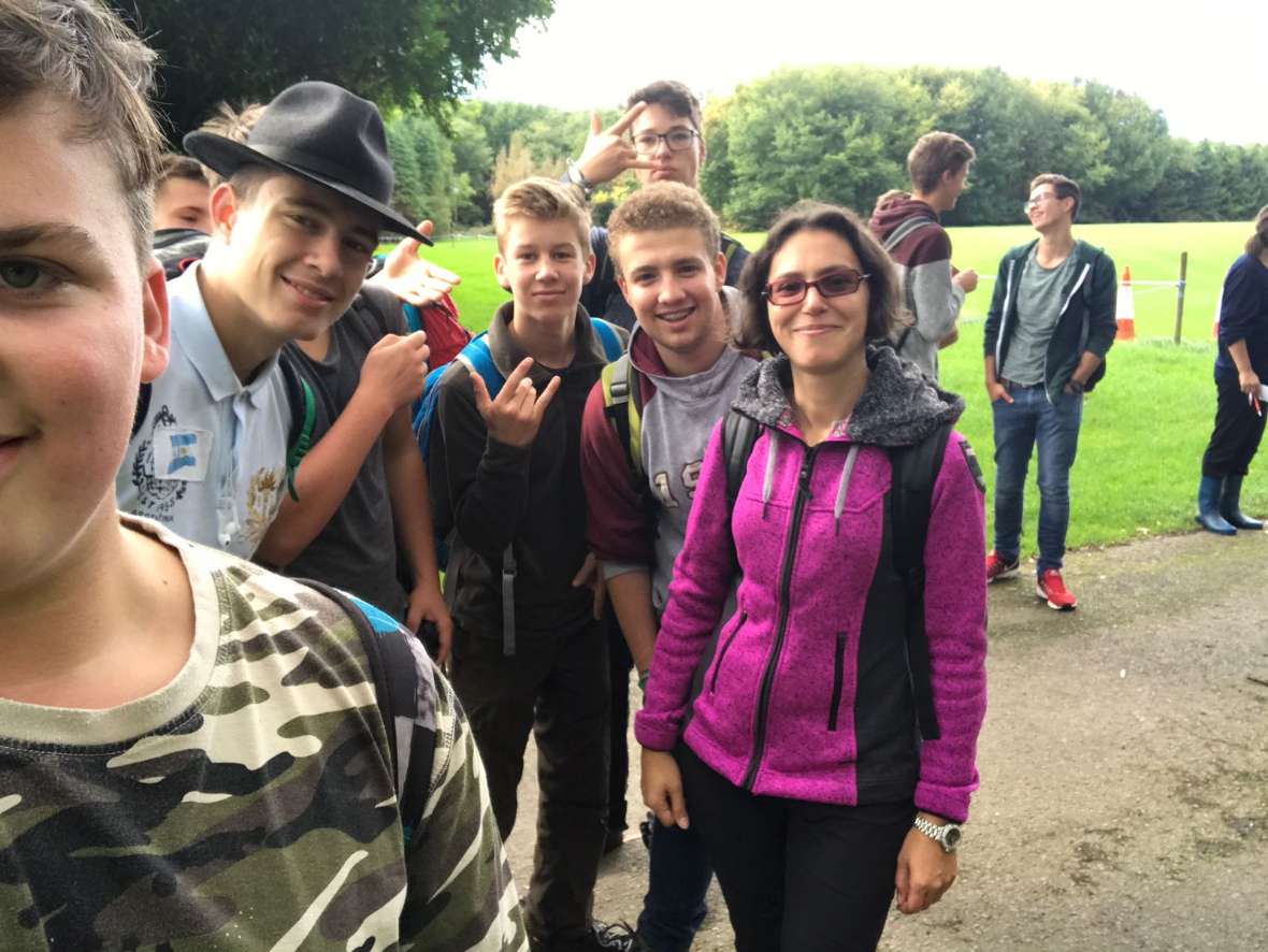Andrea Knorr-Kohlhofer mit Schülern beim Wandern