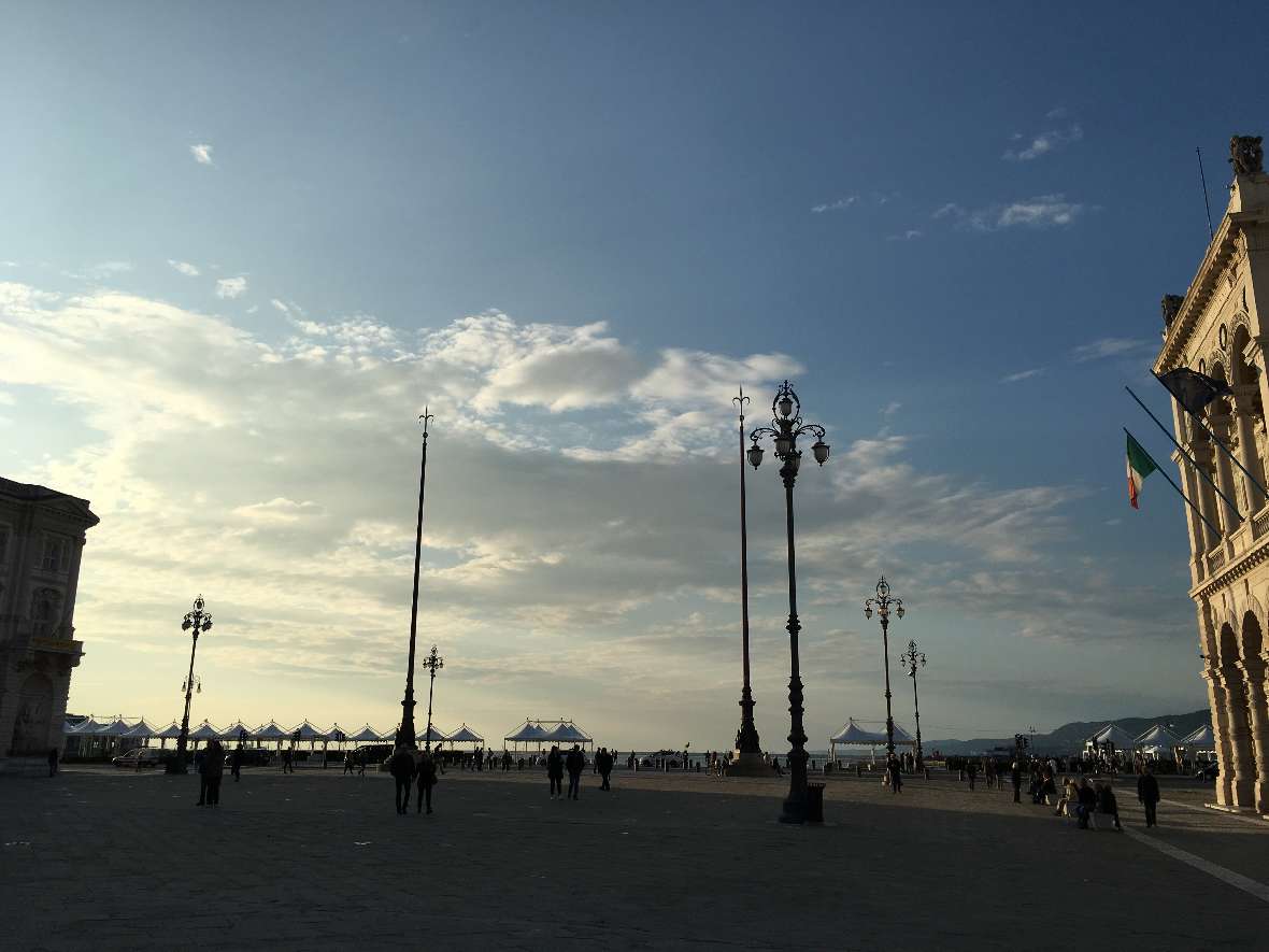 Triest Piazza dell'Unita mit Blick auf das Meer
