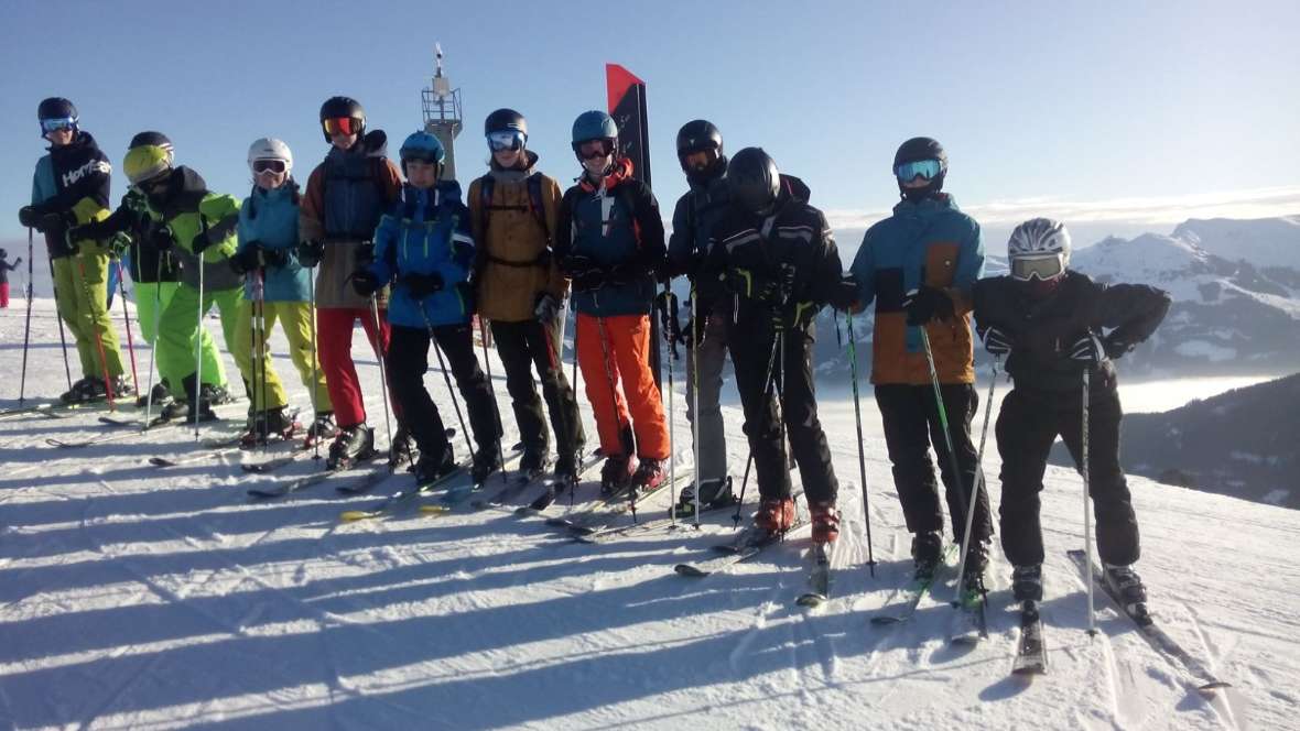 Skikursgruppe in Pose