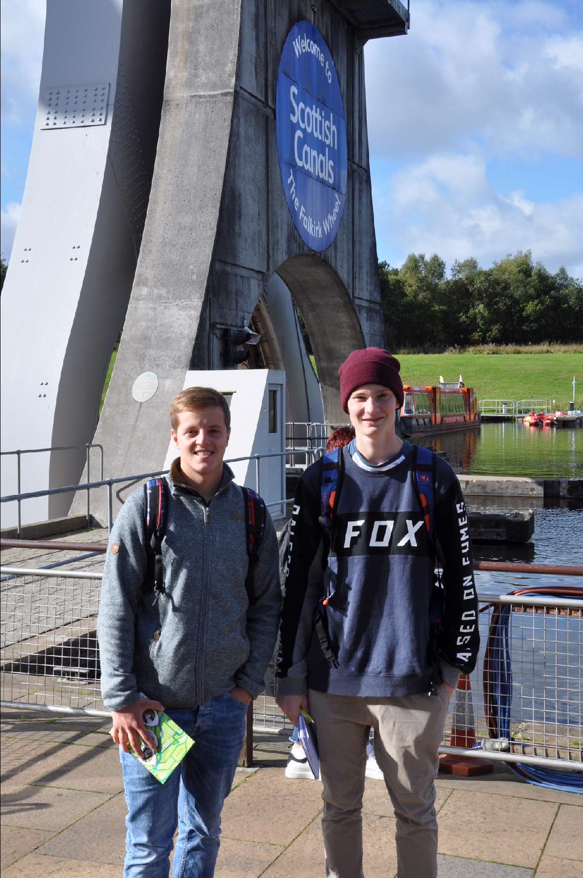 Zwei Schüler vor der Schleuse eines Kanals
