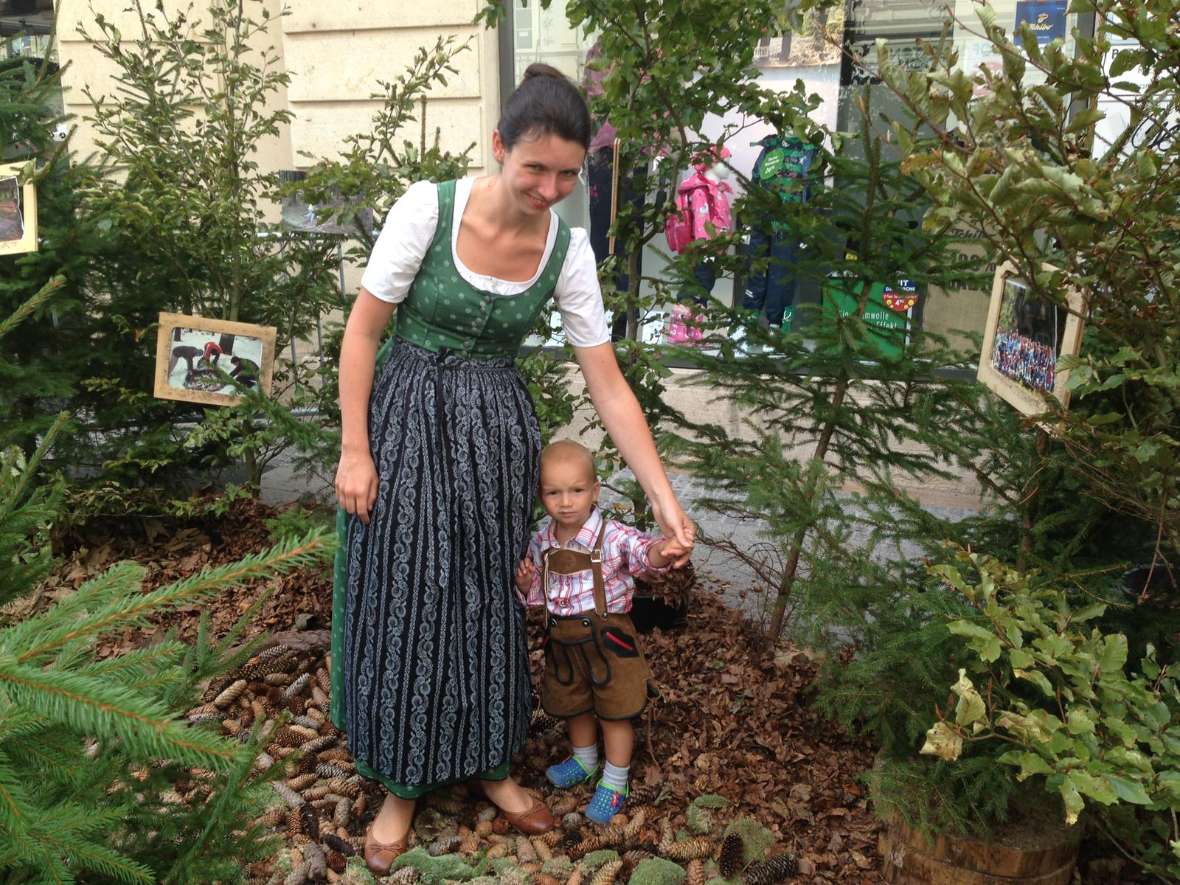 Besucherin mit kleiner Tochter im Schauwald