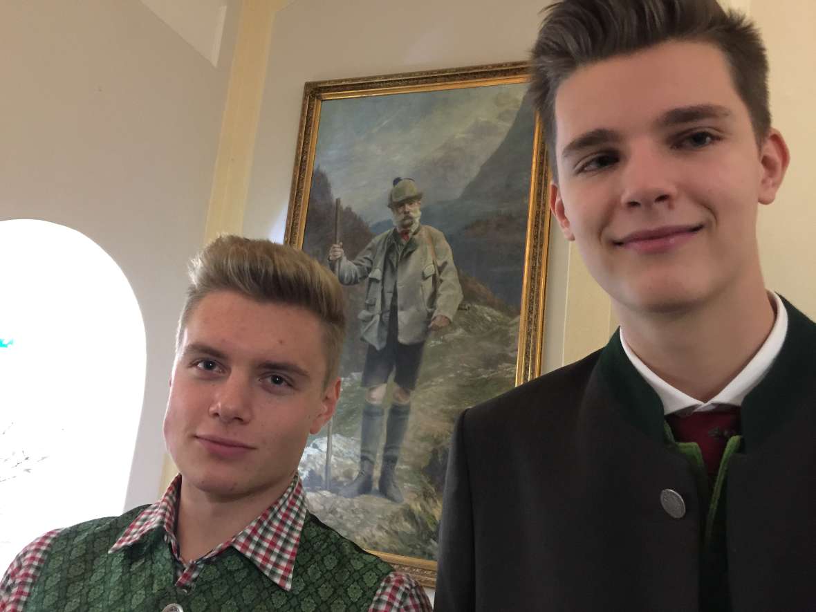 Zwei Schüler der Maturaklasssen vor dem Bild von Franz Joseph I.